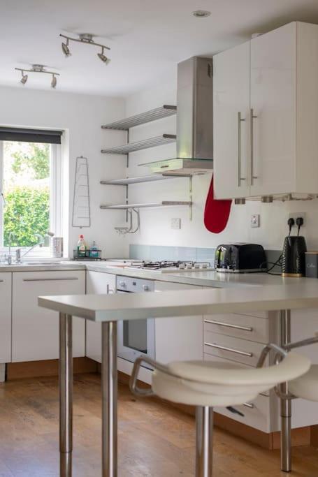 Lovely 2-Bed 15 Minutes To Central London Exterior photo