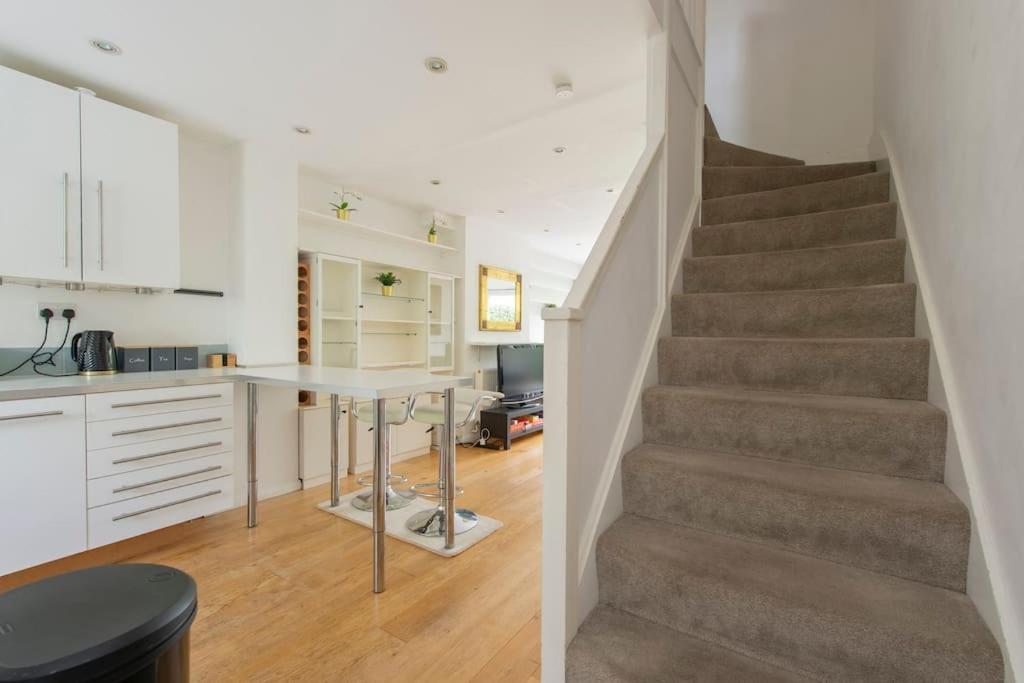 Lovely 2-Bed 15 Minutes To Central London Exterior photo